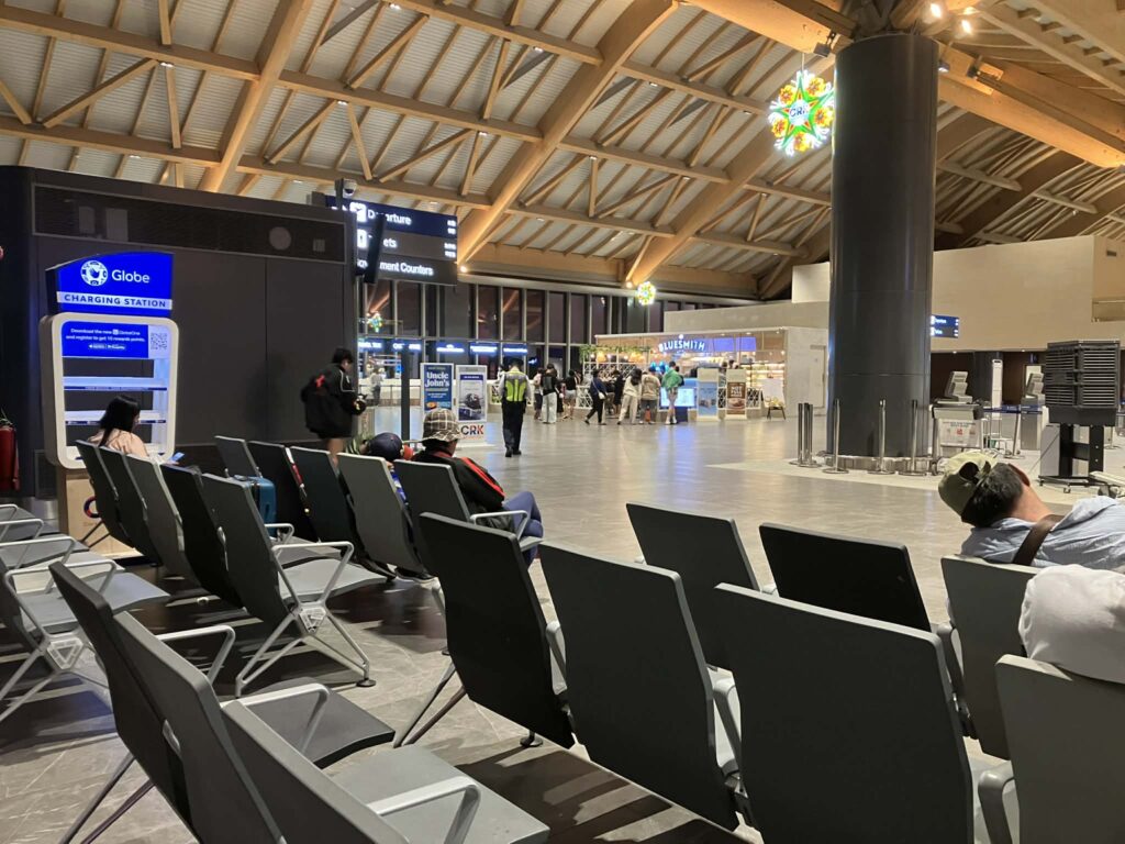 クラーク国際空港 夜の出発フロア ベンチ