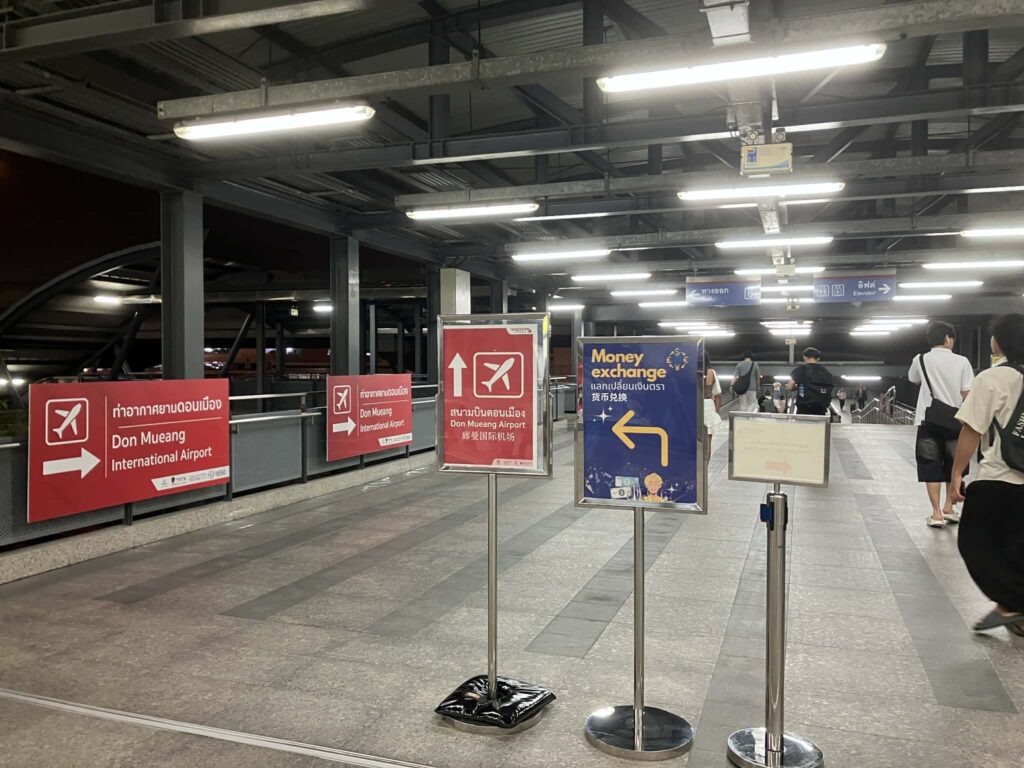 ドンムアン駅から空港方面を示す案内サイン