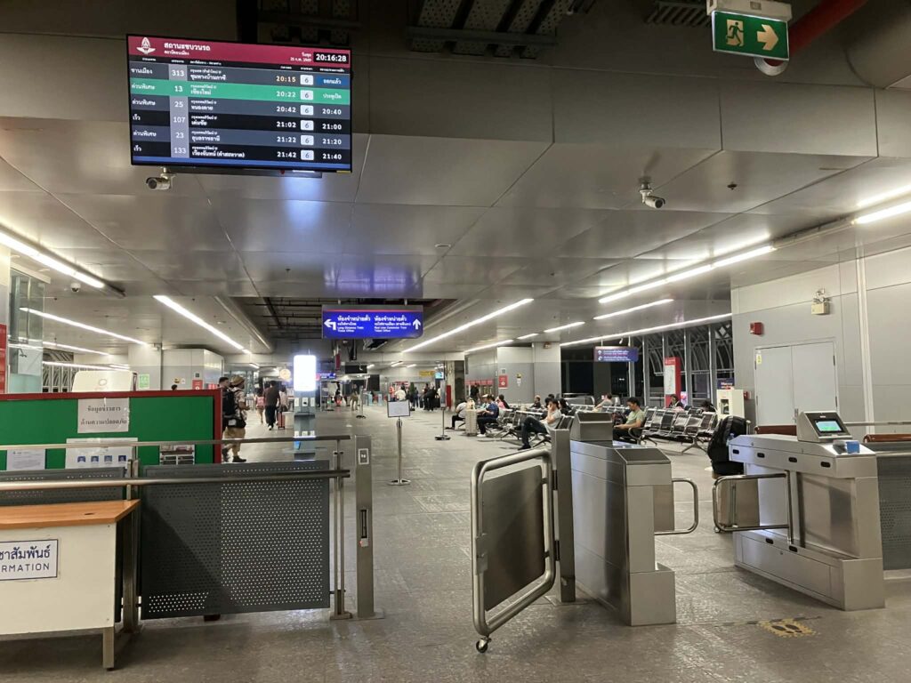 改札のないドンムアン駅の出口(タイ国鉄)