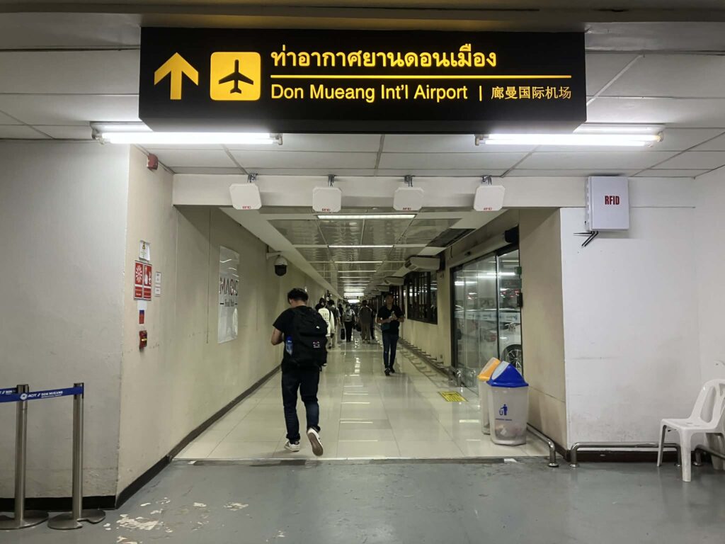 ドンムアン駅から空港ターミナルへの案内表示(徒歩連絡通路)