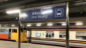 【2026年最新】フアランポーン駅からドンムアン空港へ5バーツで行く国鉄ルート｜普通列車を実体験解説