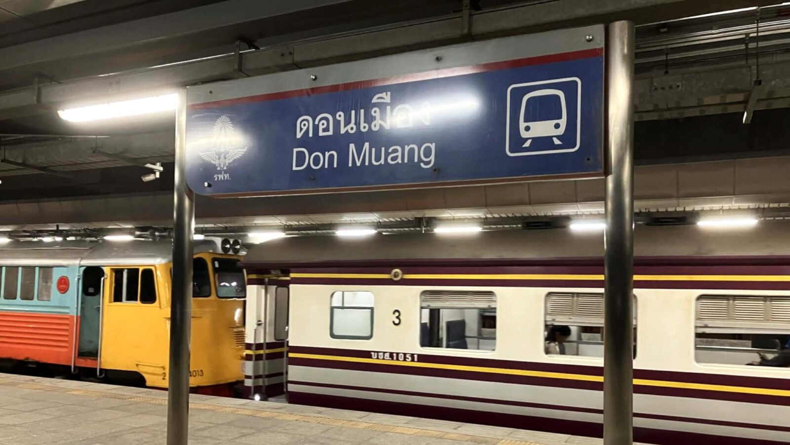 ドンムアン駅ホームに停車するタイ国鉄の普通列車(空港アクセス路線)