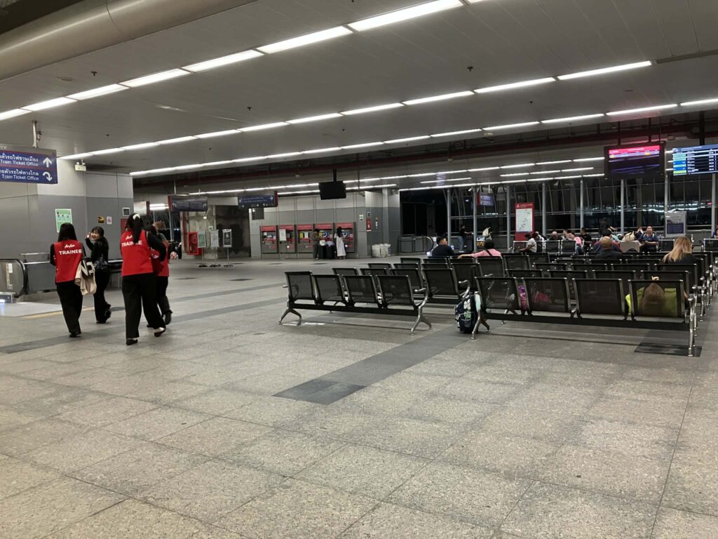 ドンムアン駅の待合スペースの様子