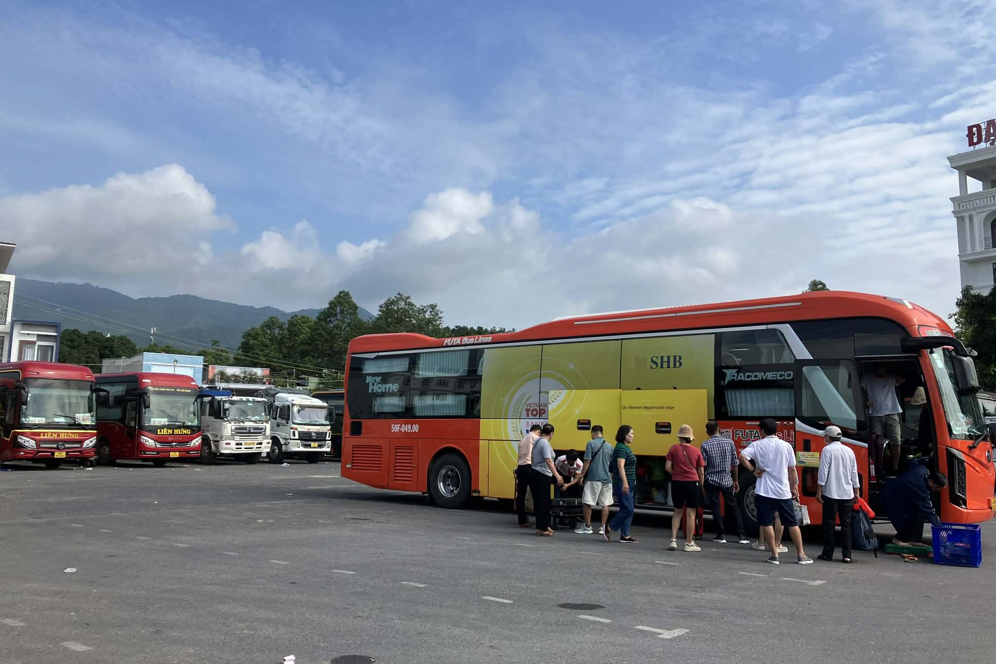 ベトナム 寝台バス 休憩 荷物出し 乗客の様子