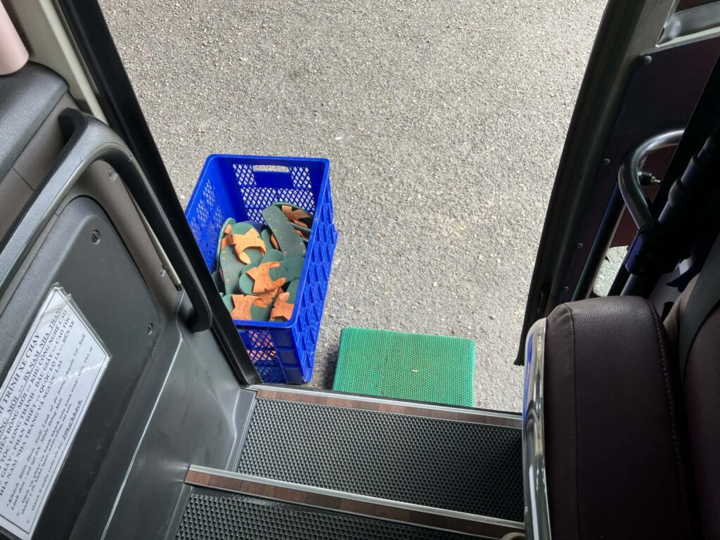 ベトナム 寝台バス 土足禁止 サンダル