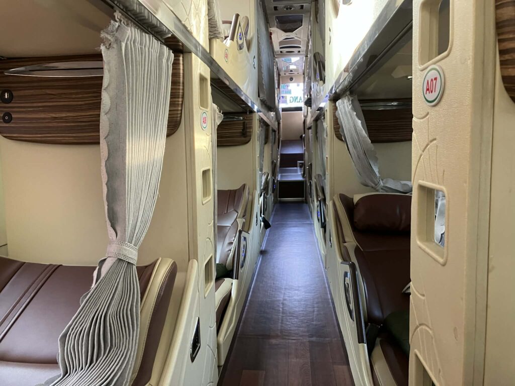 ベトナム 寝台バス 車内 通路の様子