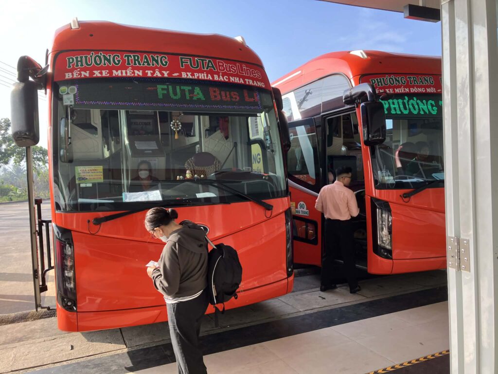 FUTA Bus Lines ニャチャン到着 バス外観