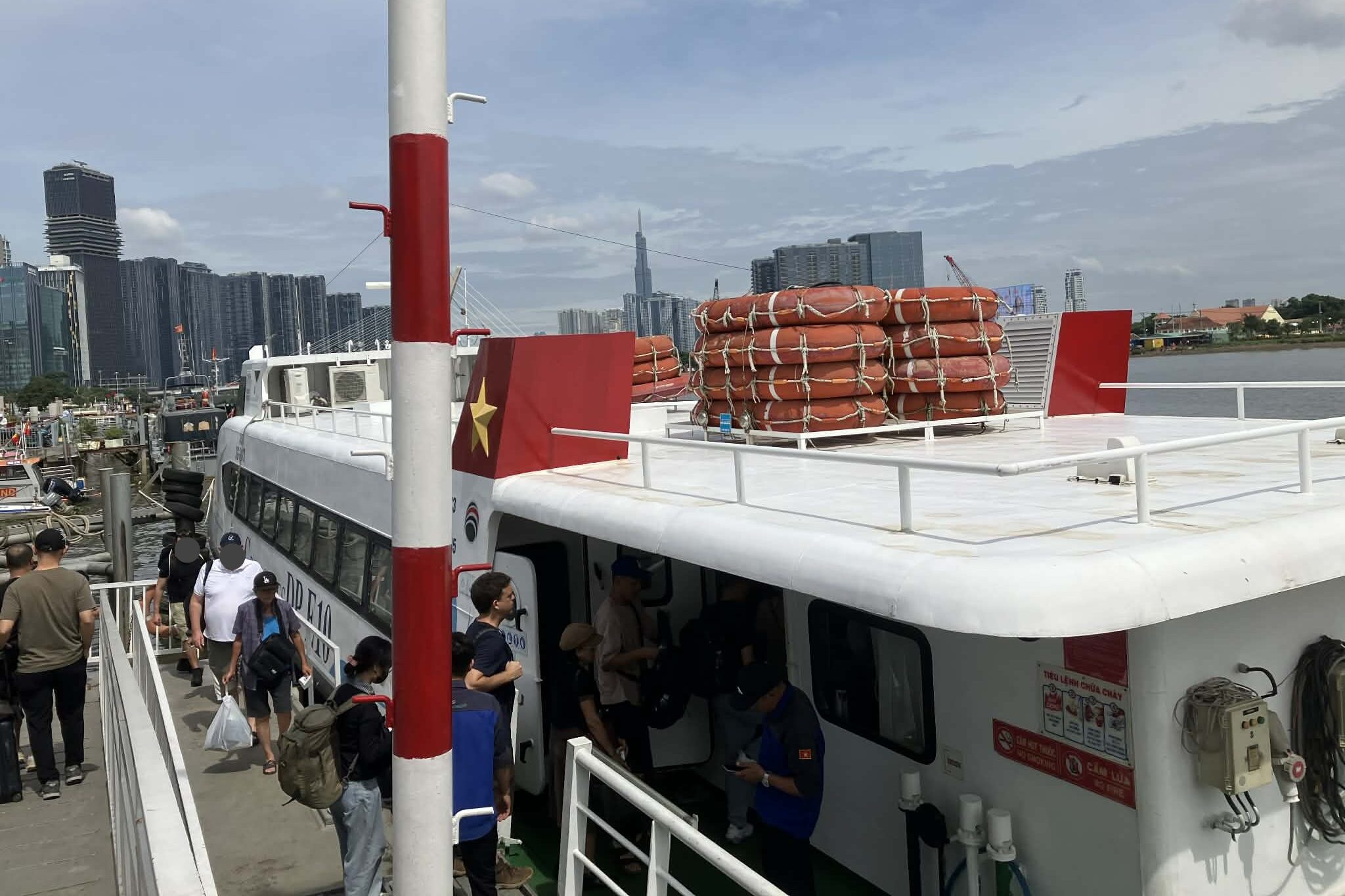 ホーチミンBach DangフェリーターミナルでGreenlines高速フェリーに乗船する乗客
