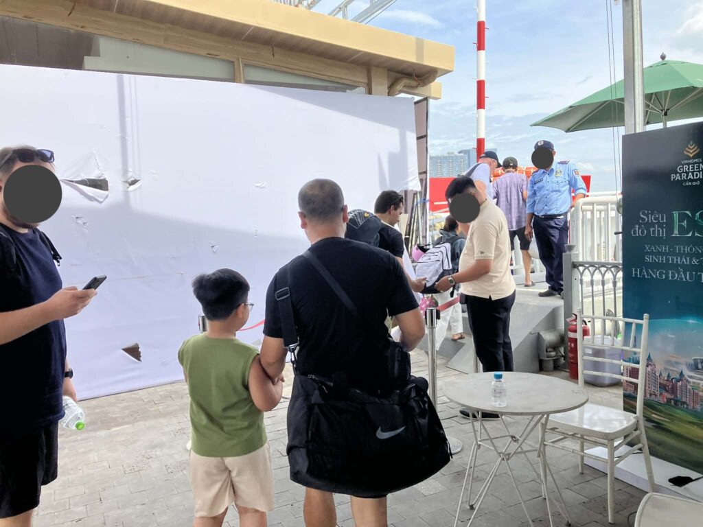 ホーチミンのフェリーターミナルで乗船を待つ乗客