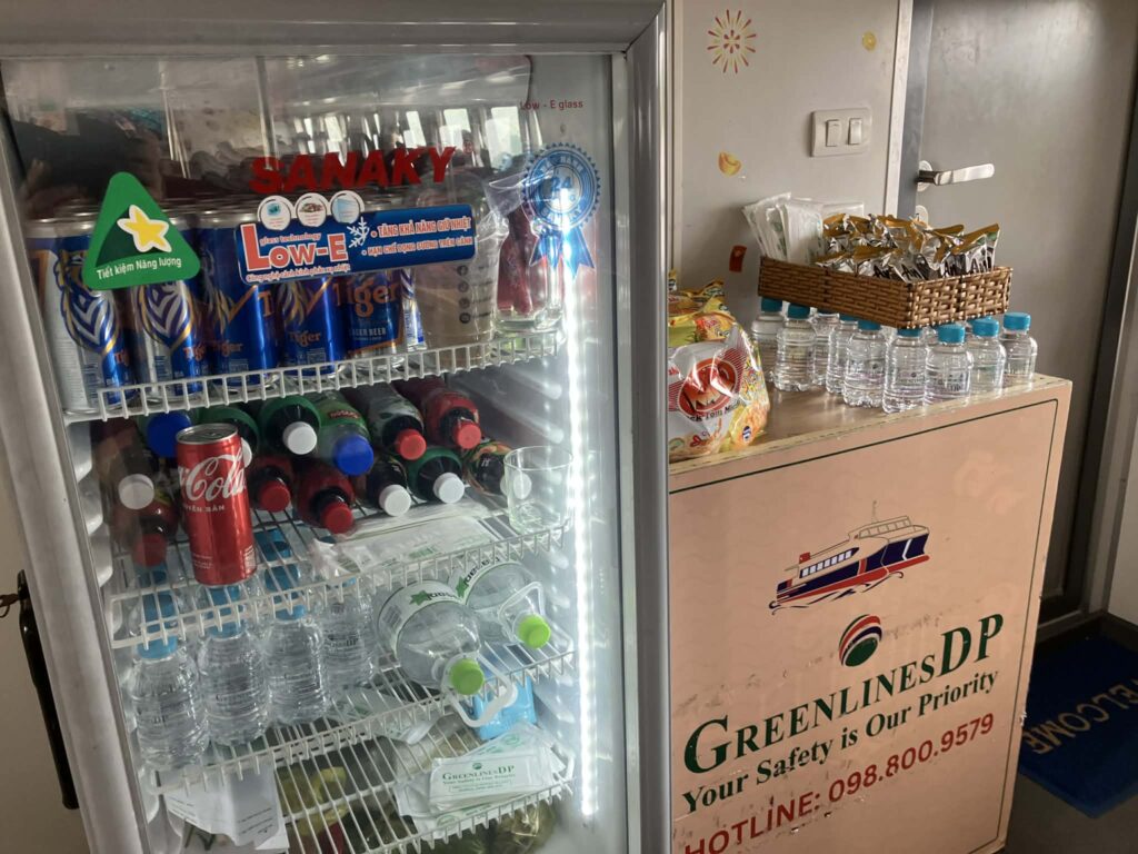 Greenlines高速フェリー船内のドリンク販売カウンター