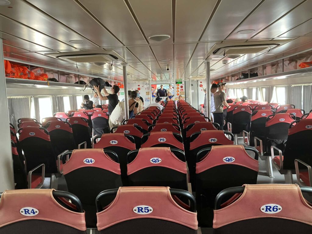 ホーチミン→ブンタウ高速フェリーの船内座席