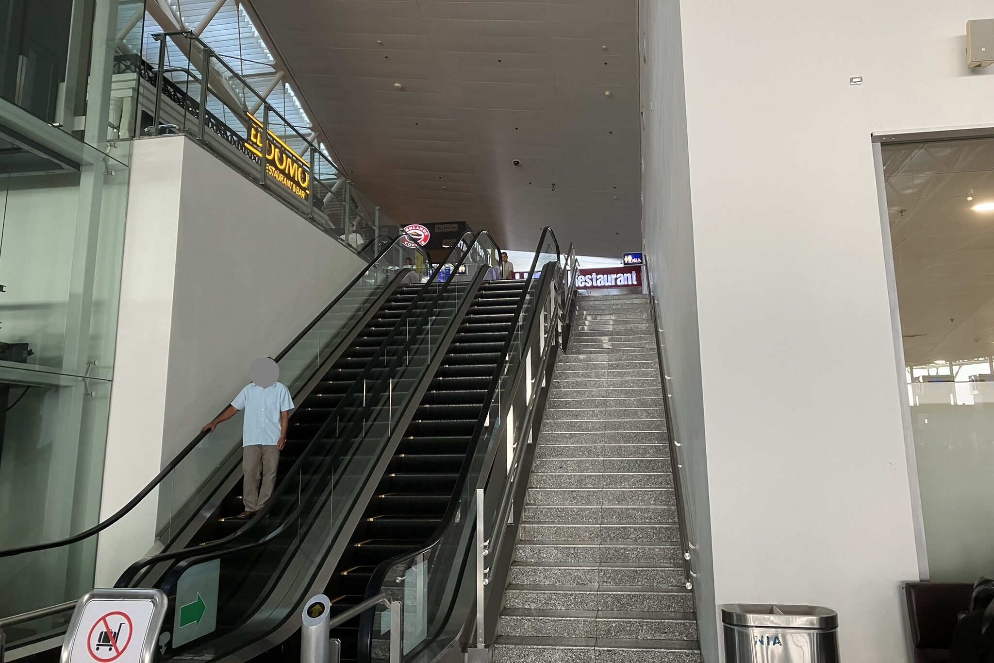 ノイバイ空港T2出発階から4階へ上がるエスカレーター