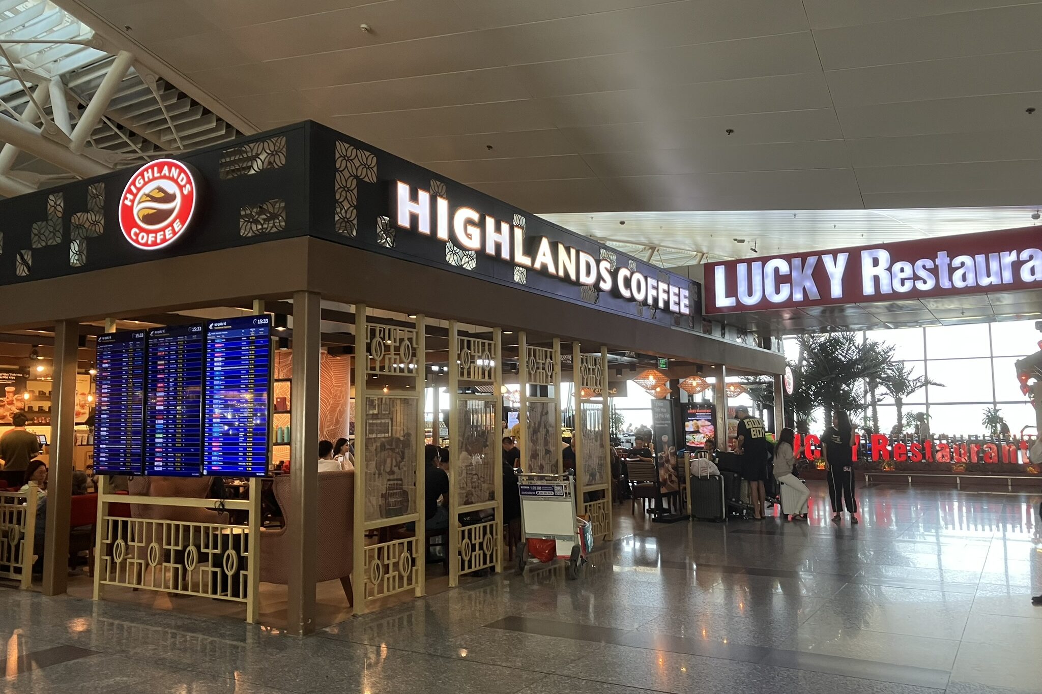 ノイバイ空港T2の4階のHighlands Coffee（定番カフェ）とLucky Restaurant