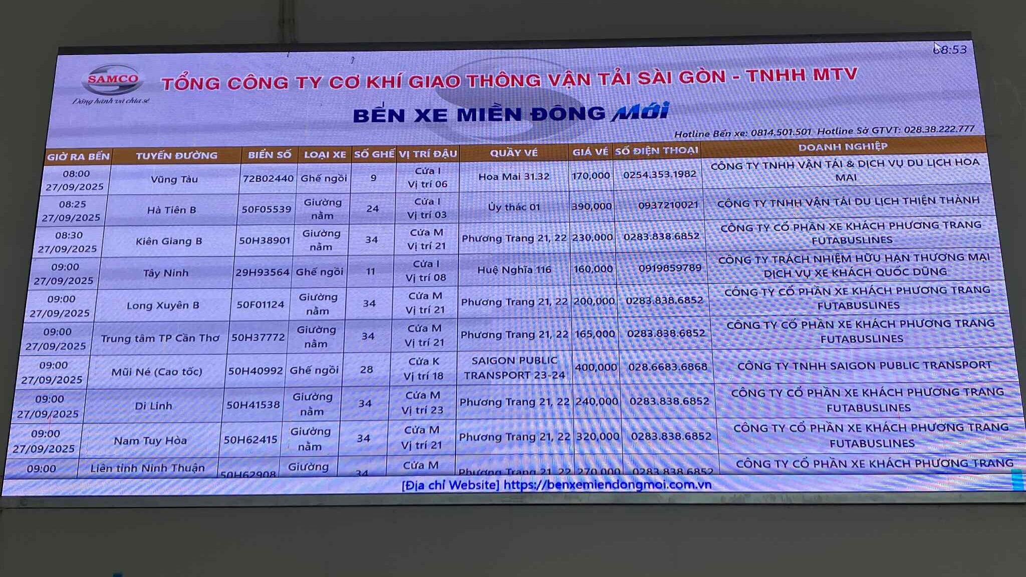 新東部バスターミナルに掲示された長距離バスの時刻表