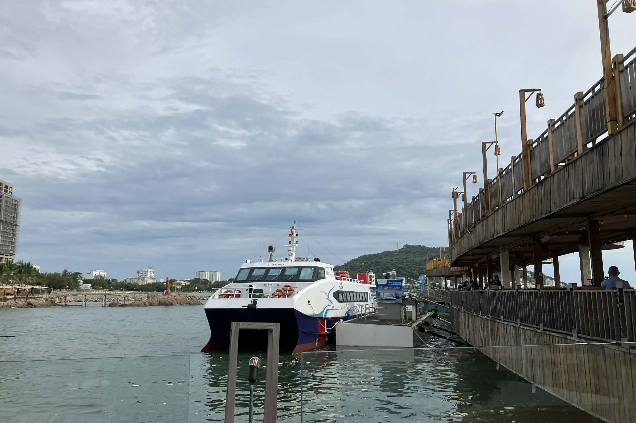 ホーチミンからブンタウへ向かう高速フェリーの外観