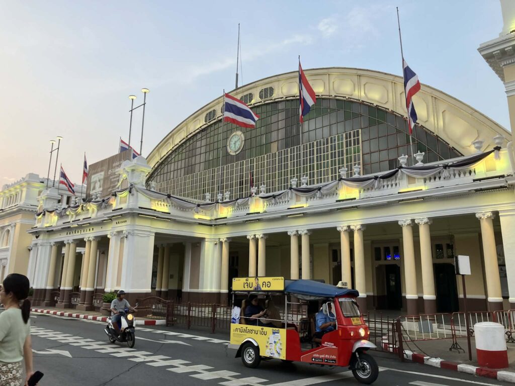 フアランポーン駅の外観と駅前の様子(バンコク)