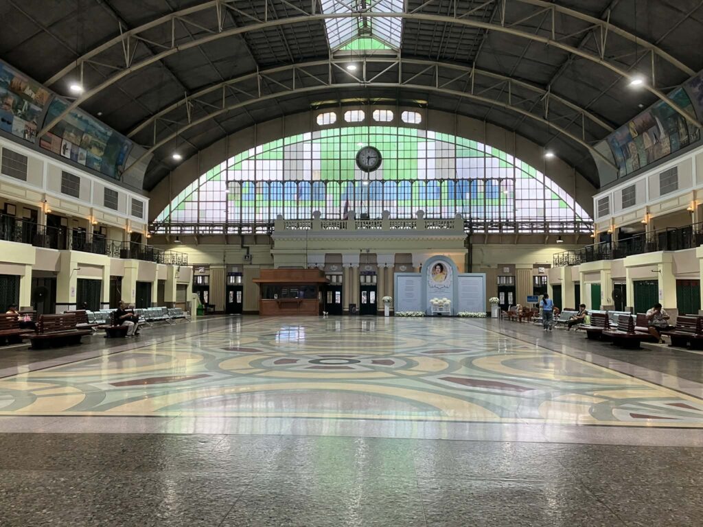フアランポーン駅の中央ホール内部