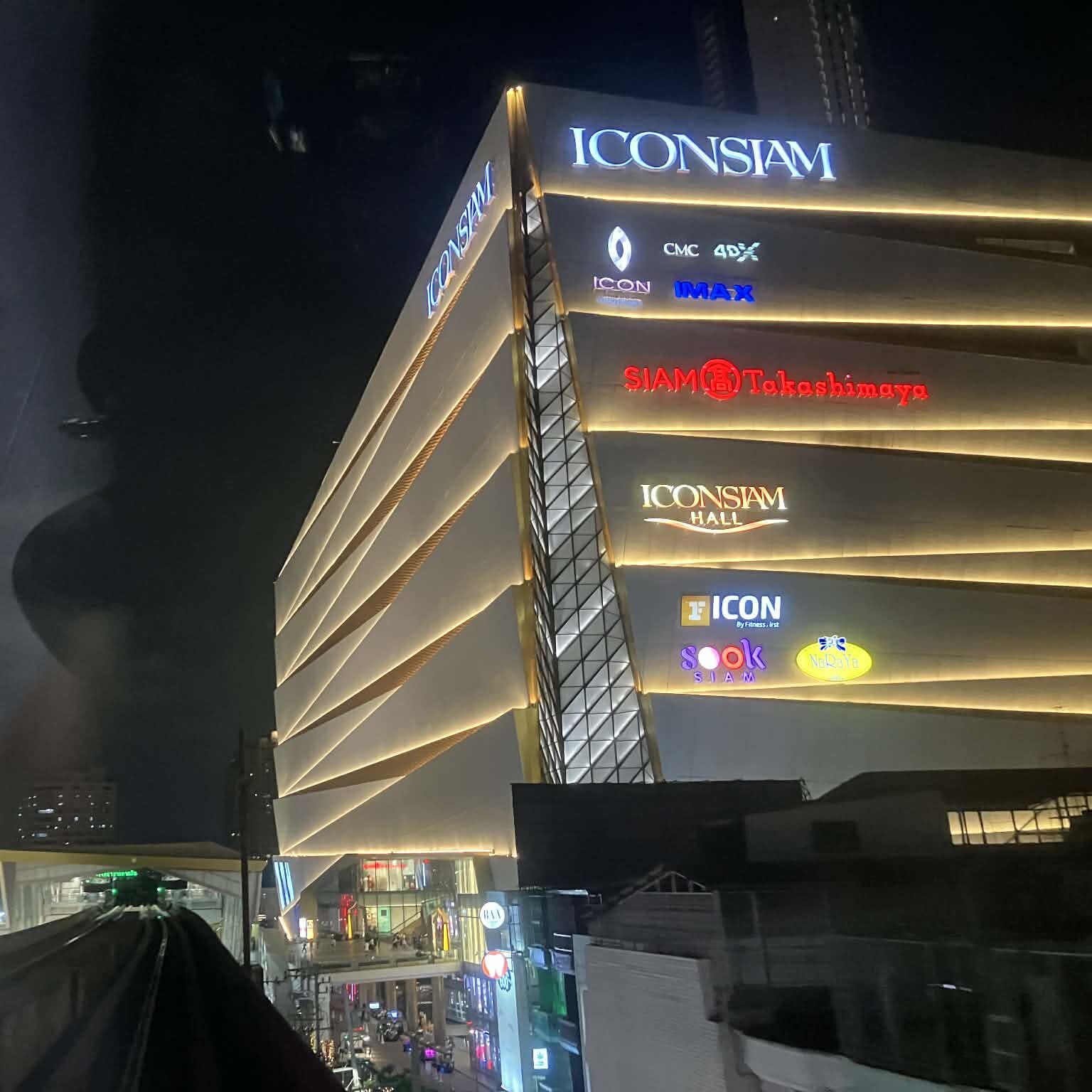 高架鉄道から見たICONSIAM夜景