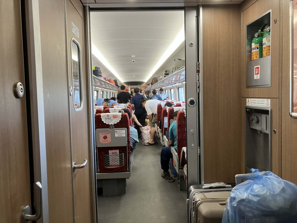 ラオス中国鉄道の車両デッキから見た車内