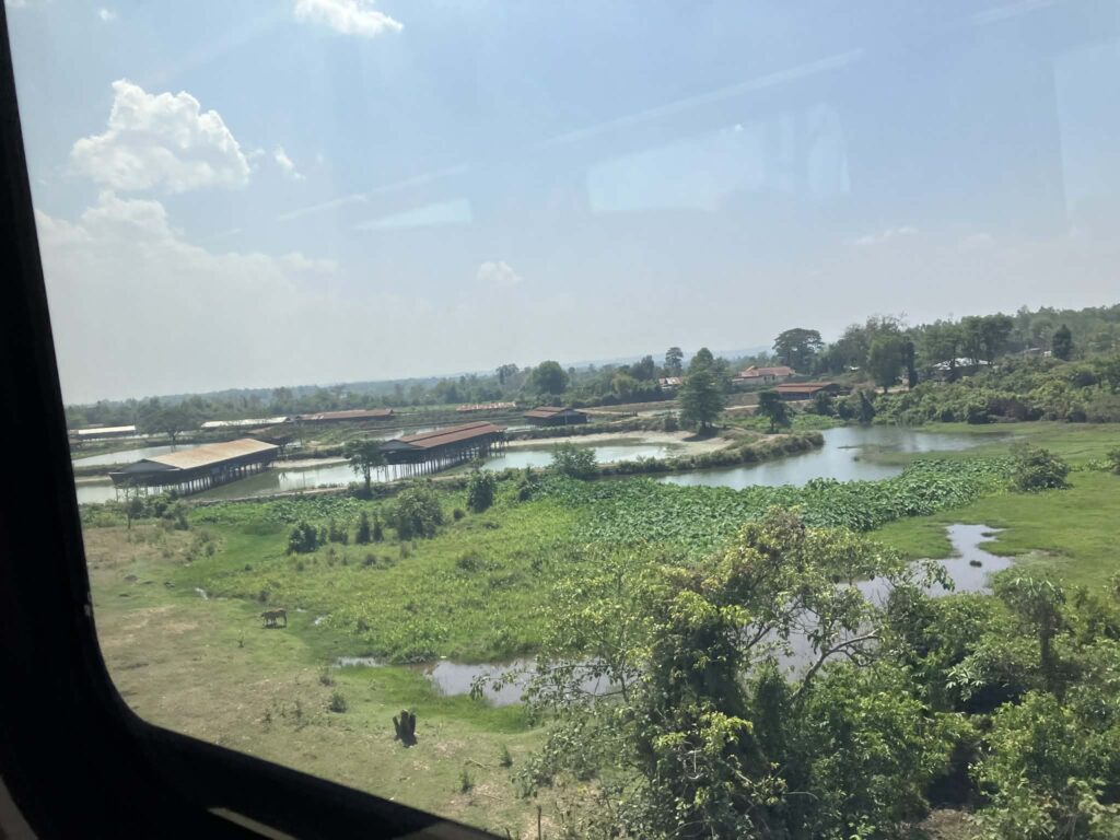 ラオス中国鉄道の車窓から見えるラオスの農村風景