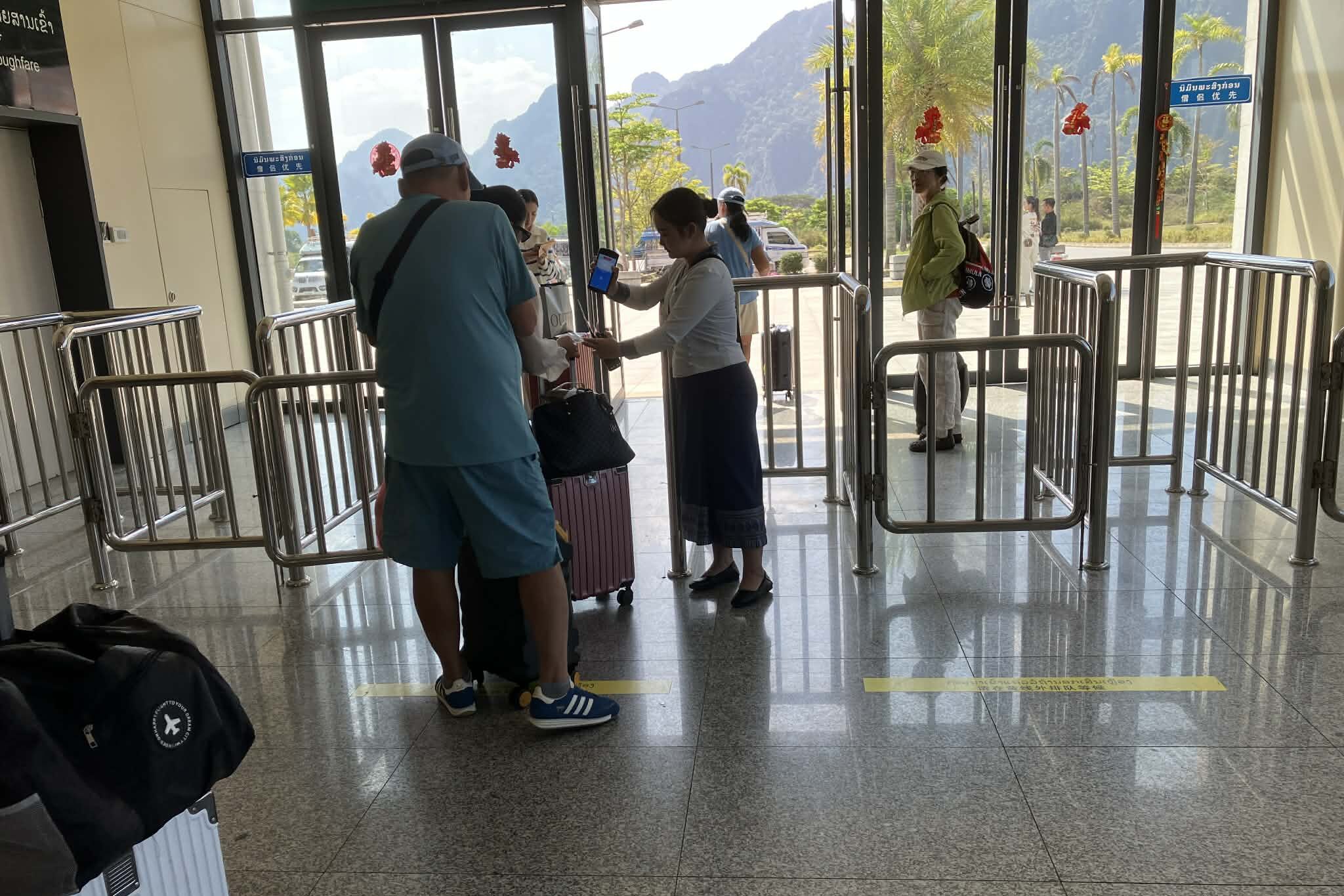ラオス中国鉄道の駅出口改札（QRコード提示）