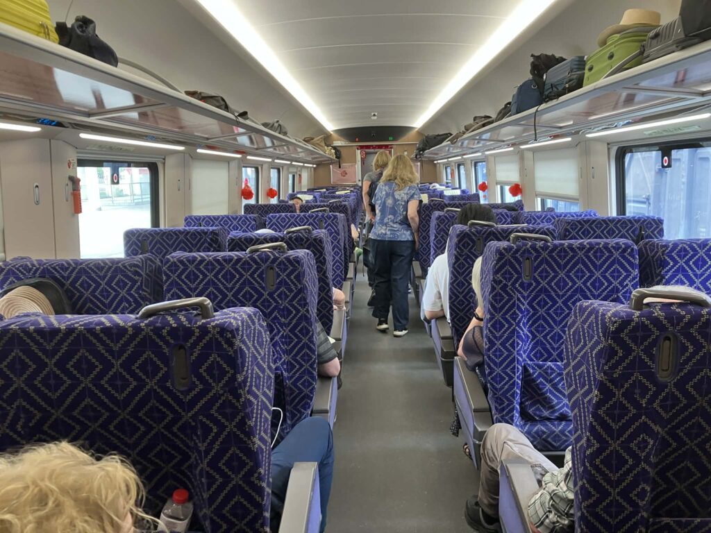 ラオス中国鉄道の1等席車内（紫の座席）