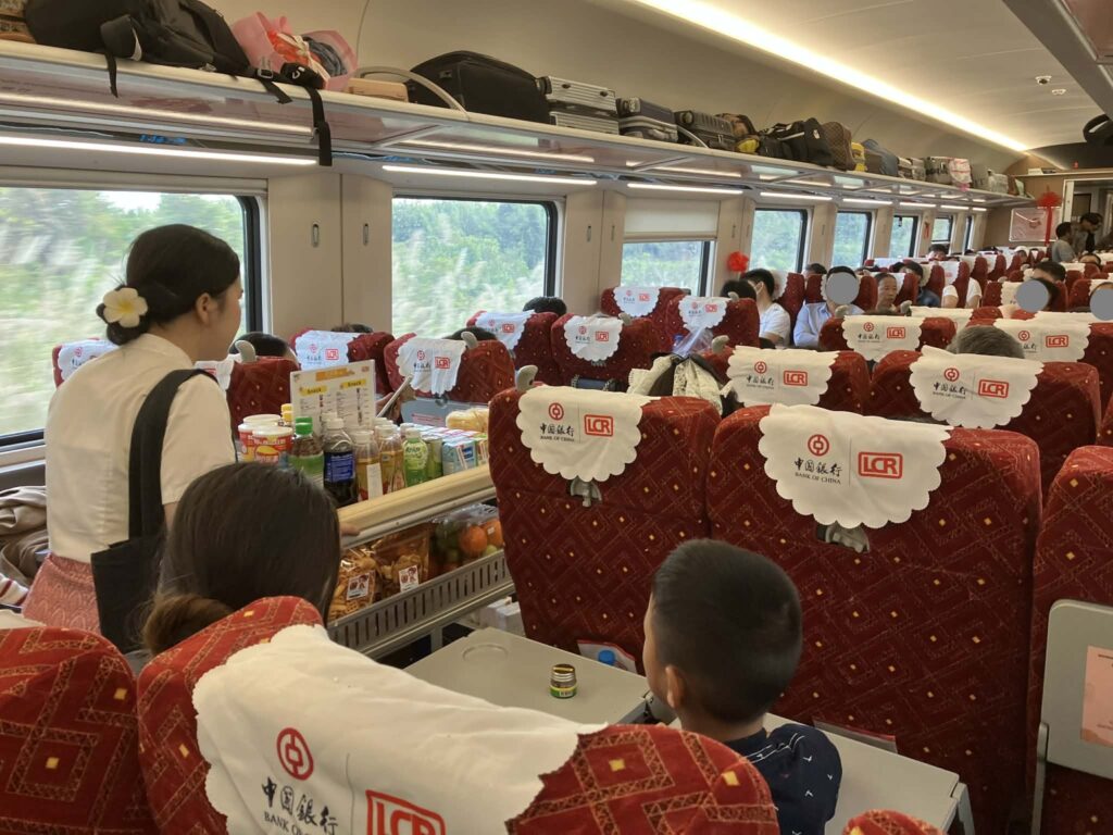 ラオス中国鉄道の車内販売カート