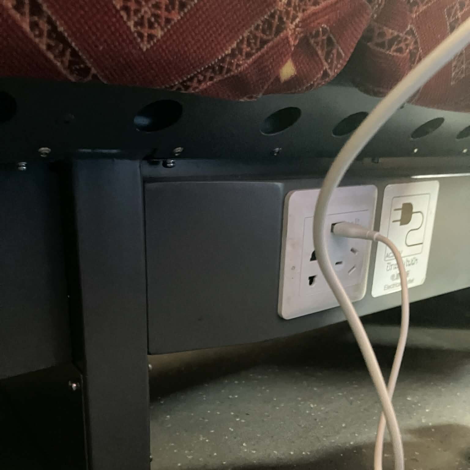 ラオス中国鉄道の座席下にある電源コンセント