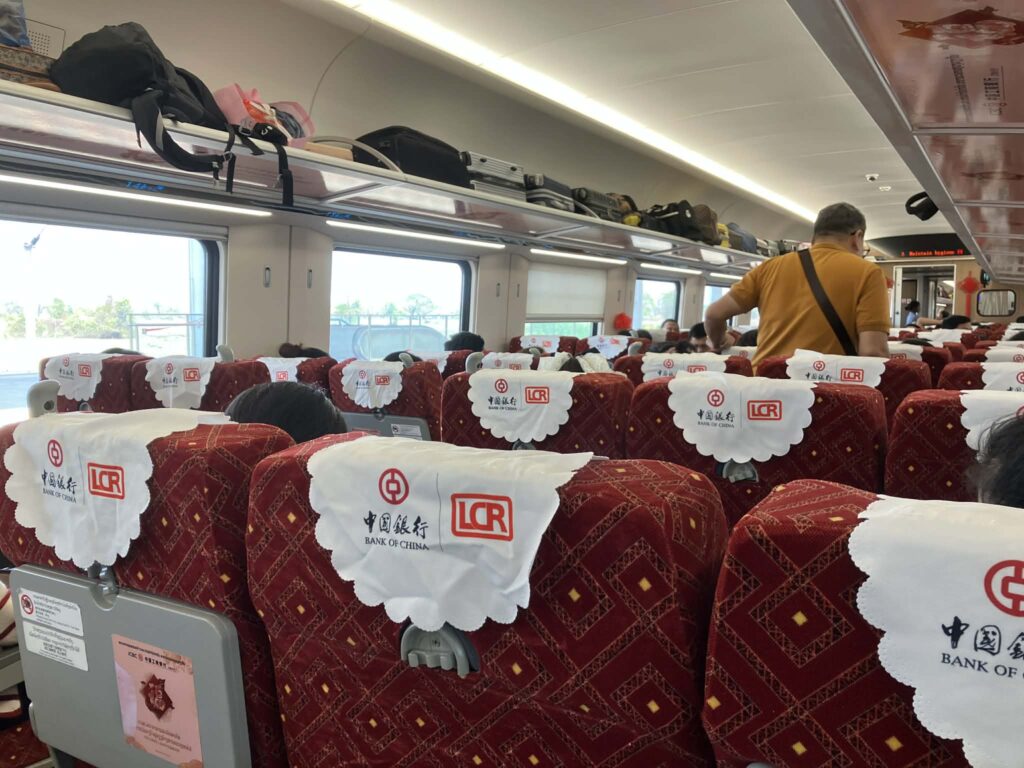 ラオス中国鉄道の2等席車内（赤い座席）