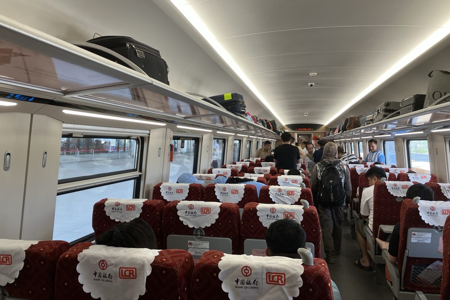 ラオス中国鉄道の2等車の車内