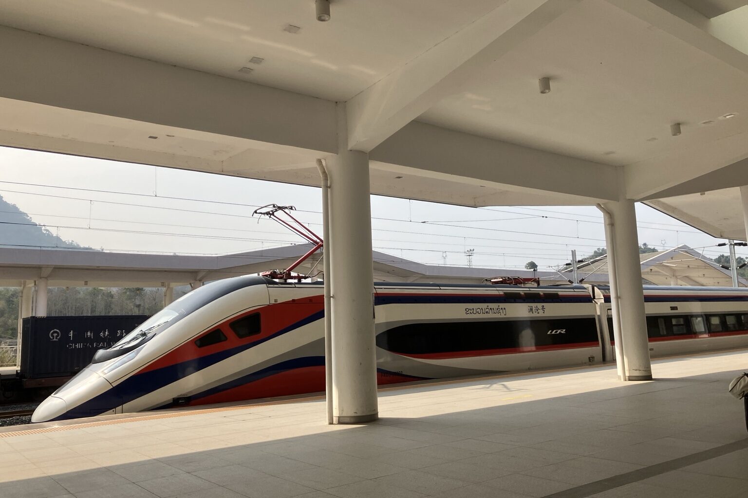 ビエンチャンからルアンパバーンへ移動するラオス中国鉄道の高速列車