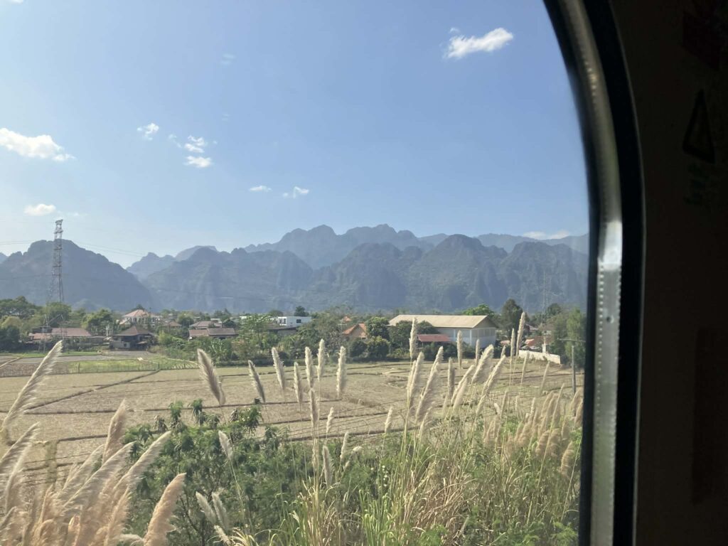 ラオス中国鉄道の車窓から見えるカルスト山地
