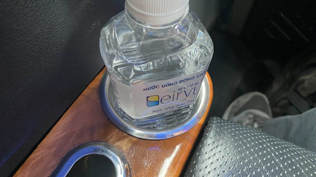 リムジンバスで配られるミネラルウォーター（ブンタウ行き）