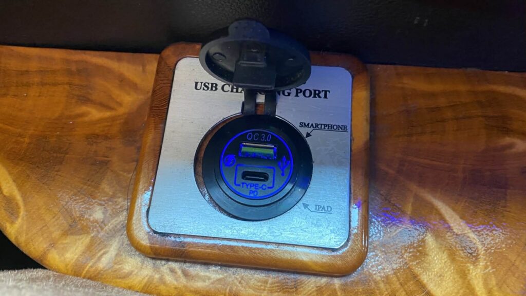 リムジンバスのUSB充電ポート（ホーチミン〜ブンタウ路線）