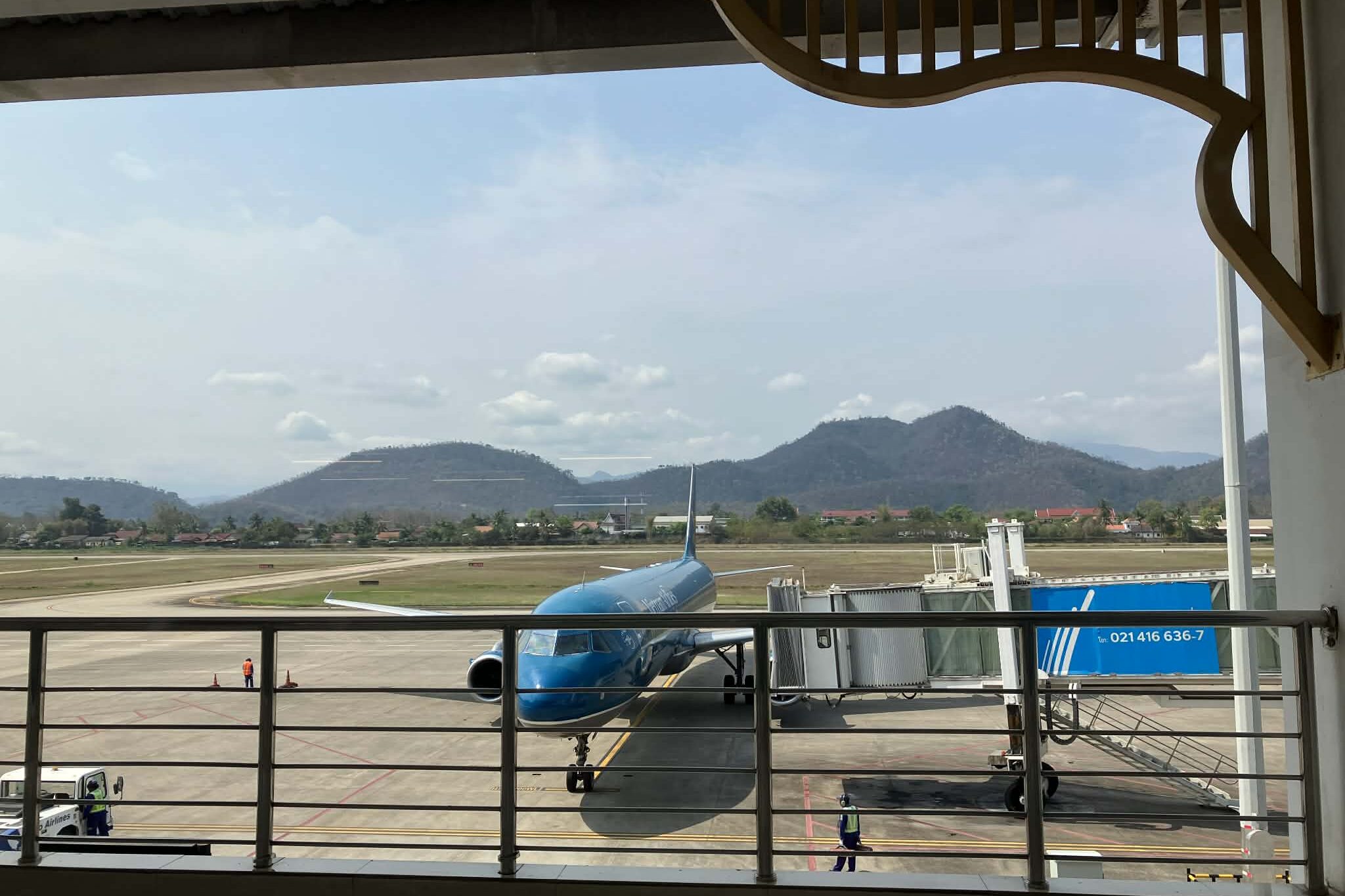 ルアンパバーン空港の駐機場と周囲の山の風景