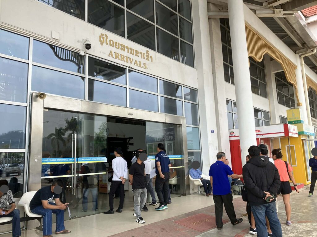 ルアンパバーン空港の到着出口