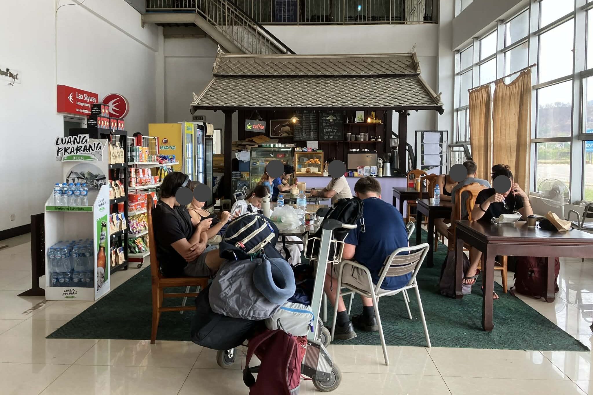 ルアンパバーン空港のカフェと待合スペース