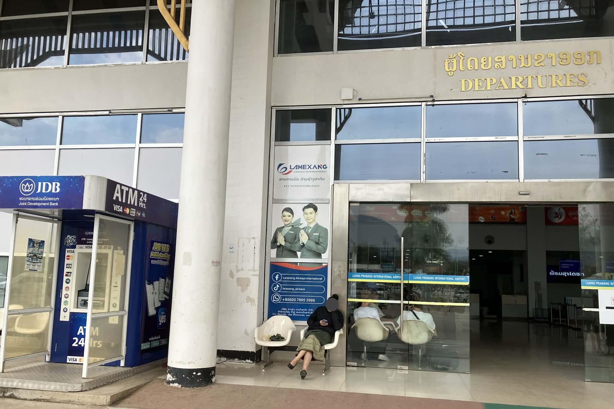 ルアンパバーン空港の出発入口とATM