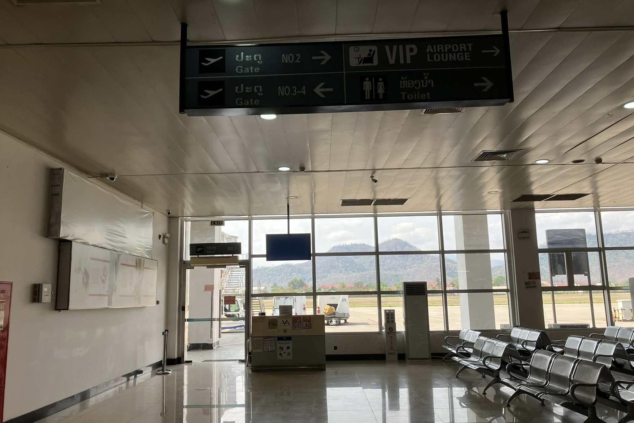 ルアンパバーン空港の搭乗ゲート付近