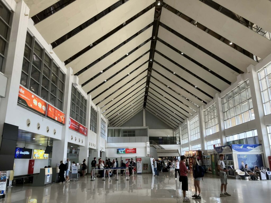 ルアンパバーン空港のターミナルホール