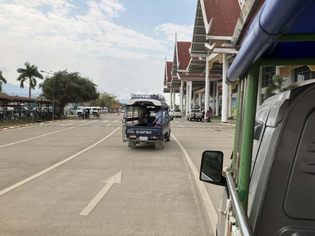 ルアンパバーン空港ターミナル前の車寄せと建物