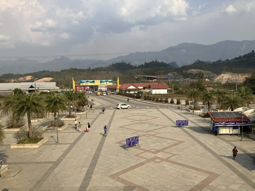 ルアンパバーン駅前の広場と送迎スペース