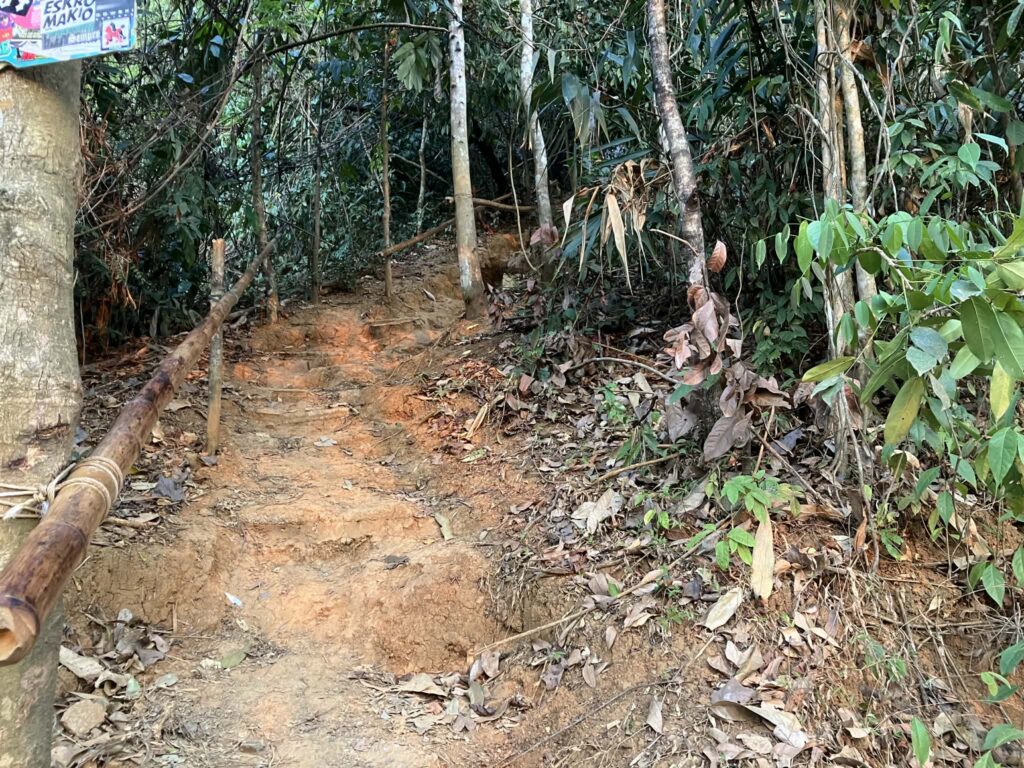 ナムサイビューポイント 登山道入口の土の階段