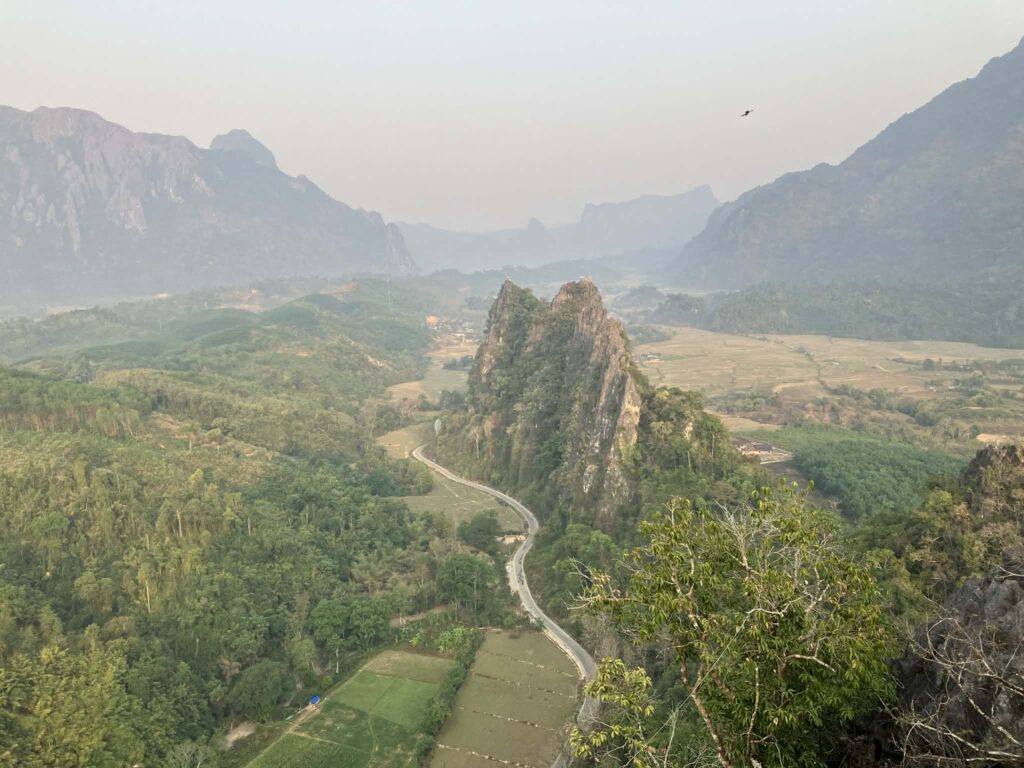 ナムサイビューポイントからの絶景 バンビエンの山と道路