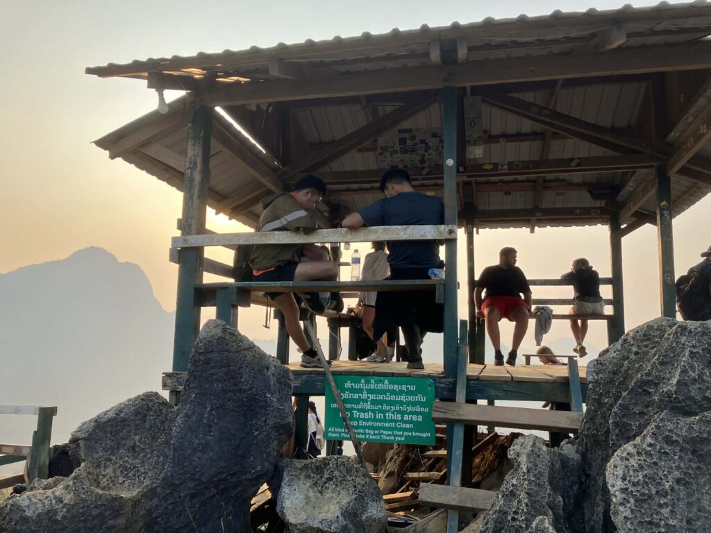 ナムサイビューポイント 展望台の様子 人の混雑