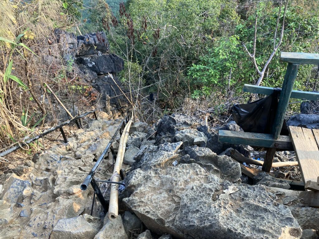 ナムサイビューポイント 急な岩場の登山ルート