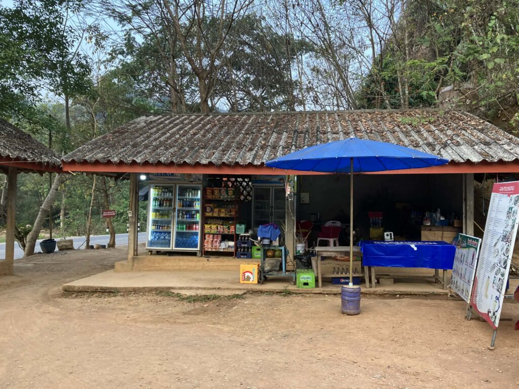 ナムサイビューポイント入口の売店 水や飲み物