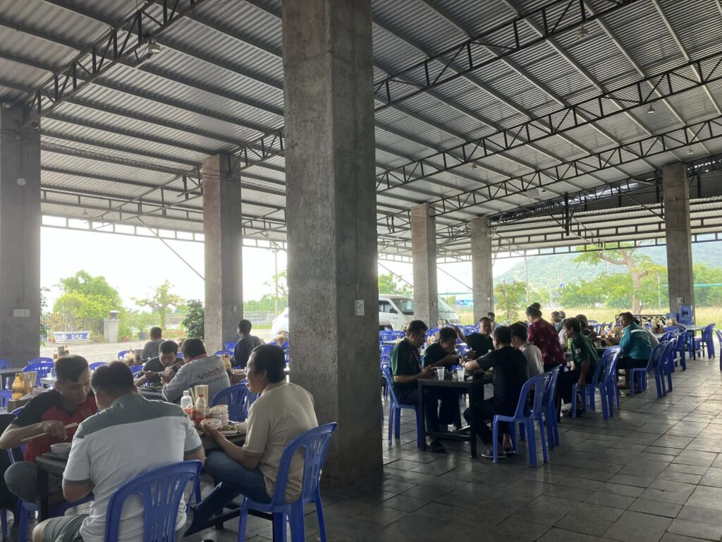 ベトナム バス休憩所 食堂 ローカル