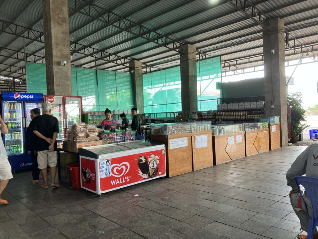 ベトナム バス休憩所 売店 飲み物