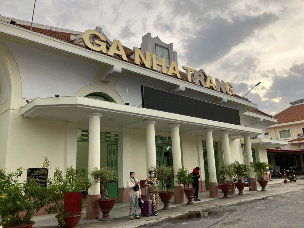 ニャチャン駅の外観と入口